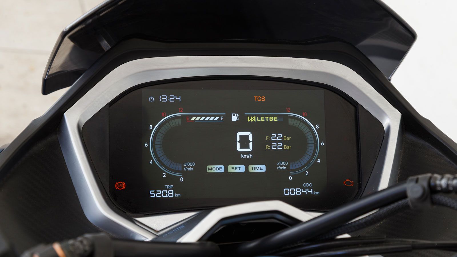 Η έγχρωμη οθόνη 7 ιντσών προβάλλει καθαρά όλες τις ενδείξεις, ενώ οι θύρες USB και Type-C επιτρέπουν φόρτιση συσκευών εν κινήσει. 