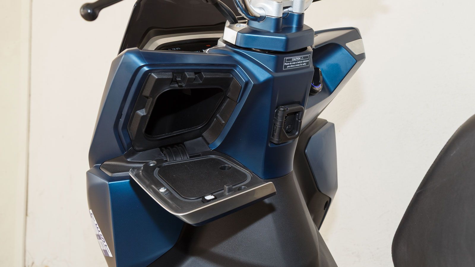 Κάτω από αυτήν υπάρχει αποθηκευτικός χώρος για ένα jet κράνος, ενώ πρόσθετα ντουλαπάκια κάτω από το τιμόνι προσφέρουν εύκολη πρόσβαση σε μικροαντικείμ