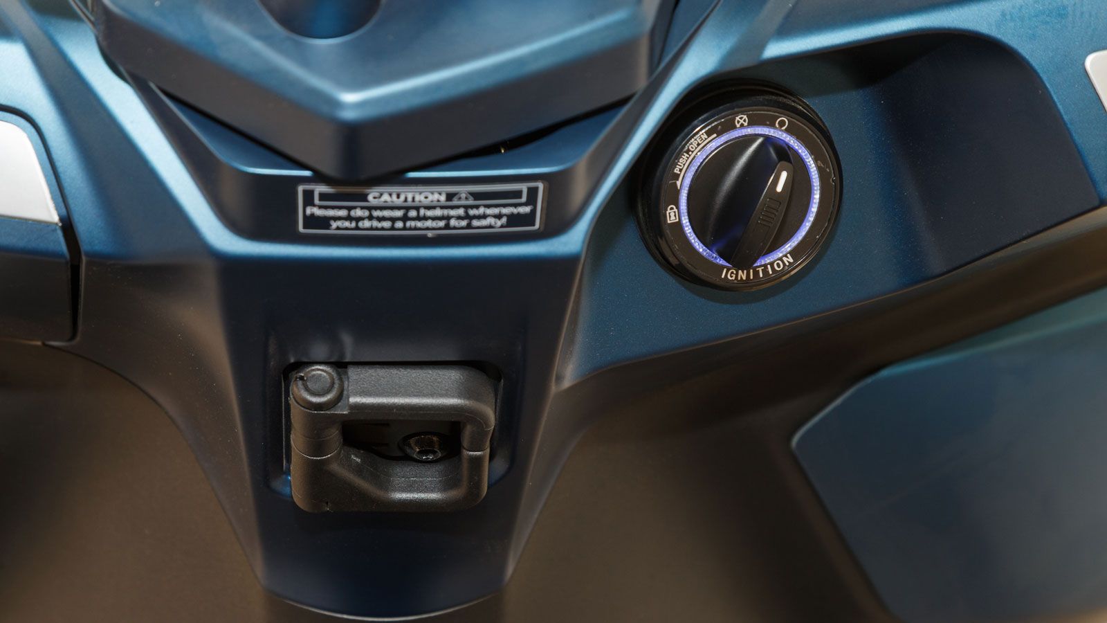 Το keyless σύστημα κάνει την καθημερινή χρήση πιο απλή, με εύκολο ξεκλείδωμα και πρόσβαση στη σέλα και στο ρεζερβουάρ.