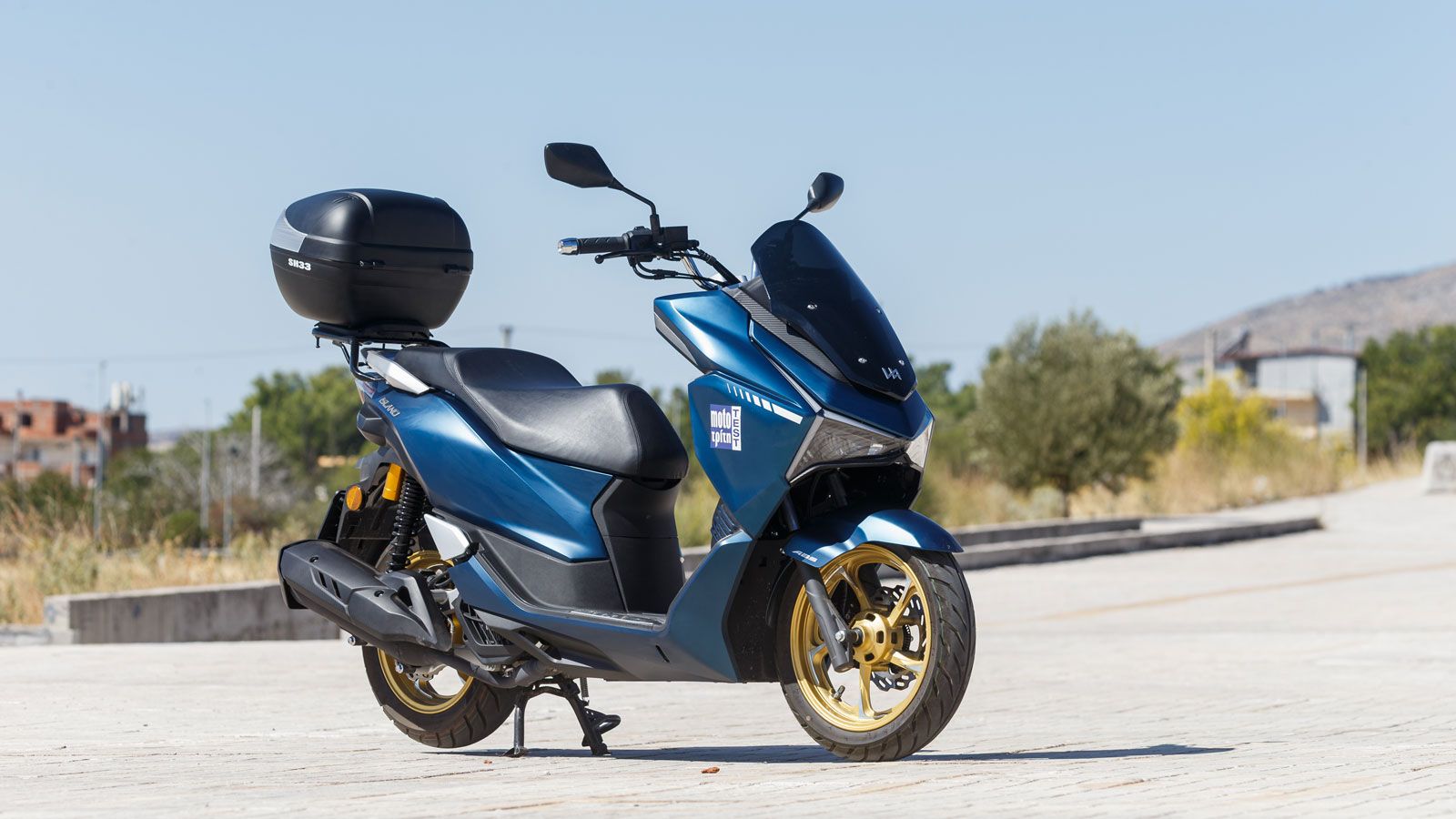 Το Island 200 εντυπωσιάζει με τον φουτουριστικό σχεδιασμό του, που το κάνει να ξεχωρίζει από τα υπόλοιπα scooter της κατηγορίας. 