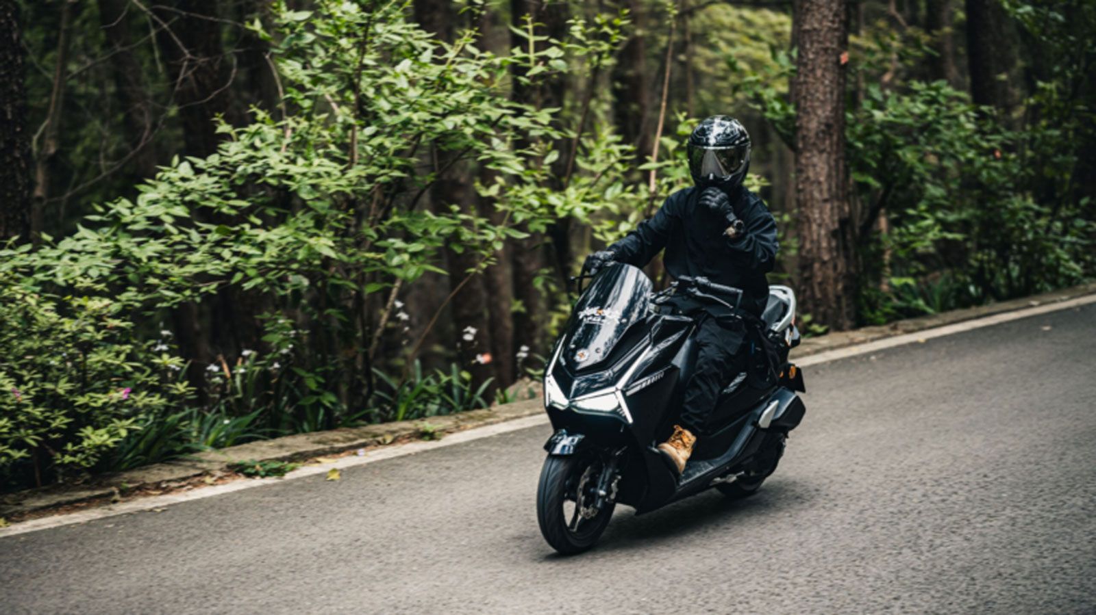 Διαθέτει επίπεδο πάτωμα για πρακτικότητα, σύστημα start & stop για οικονομία και οικολογική λειτουργία, καθώς και πίσω σχάρα στον βασικό εξοπλισμό για