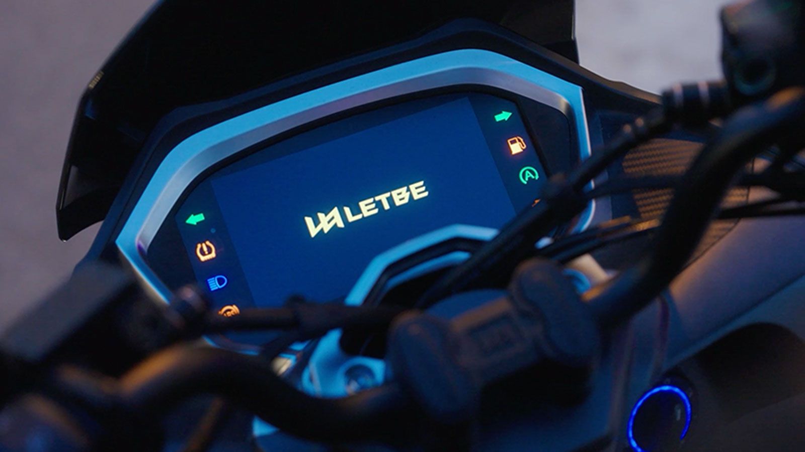 Στο κέντρο του πίνακα οργάνων δεσπόζει η έγχρωμη οθόνη 7 ιντσών VA, που εμφανίζει καθαρά όλες τις απαραίτητες πληροφορίες.