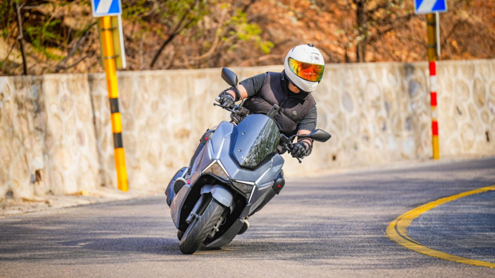 Το ISLAND 125 έρχεται στην ελληνική αγορά σε δύο εκδόσεις, δίνοντας τη δυνατότητα επιλογής ανάμεσα σε CBS ή ABS & Traction Control. Με τιμή 2.495 ευρώ