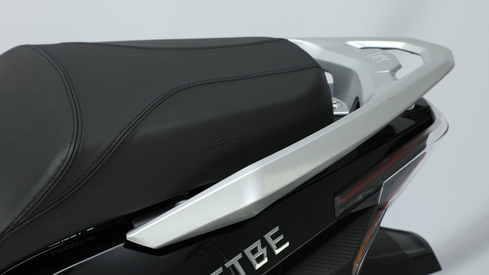 Η πρακτικότητα είναι στο DNA του ISLAND 125. Κάτω από τη σέλα υπάρχει χώρος που χωράει ένα full face κράνος, ενώ ένα κλειστό ντουλαπάκι κάτω από το τι