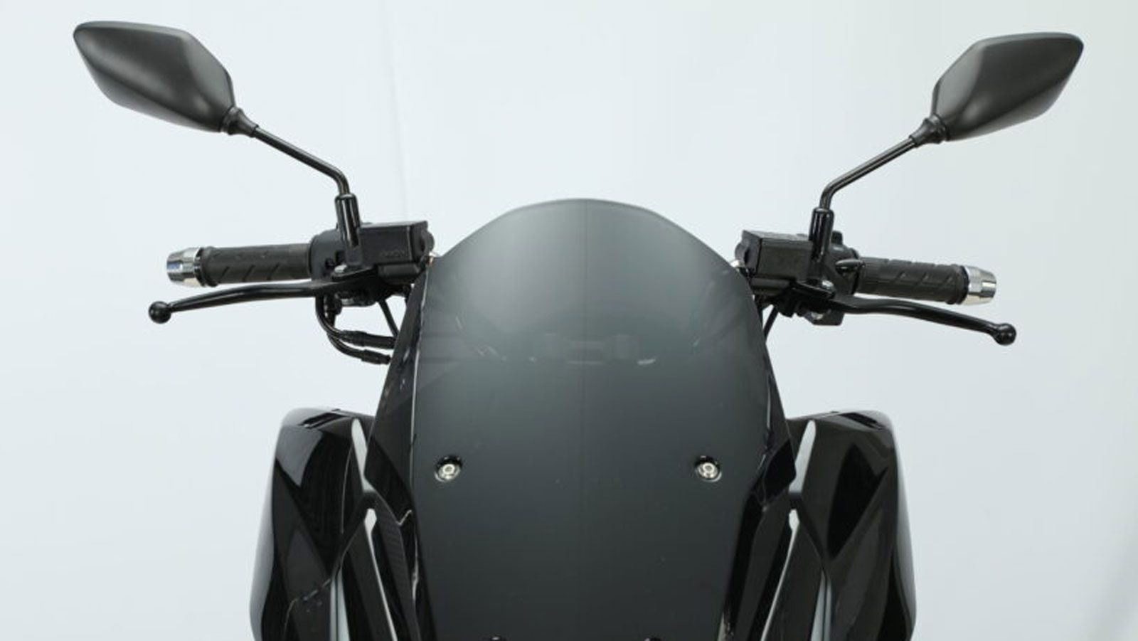 Η ρυθμιζόμενη ζελατίνα χωρίς εργαλεία προσφέρει τέσσερις θέσεις ρύθμισης, καλύπτοντας ακόμα και αναβάτες μεγαλύτερου αναστήματος.