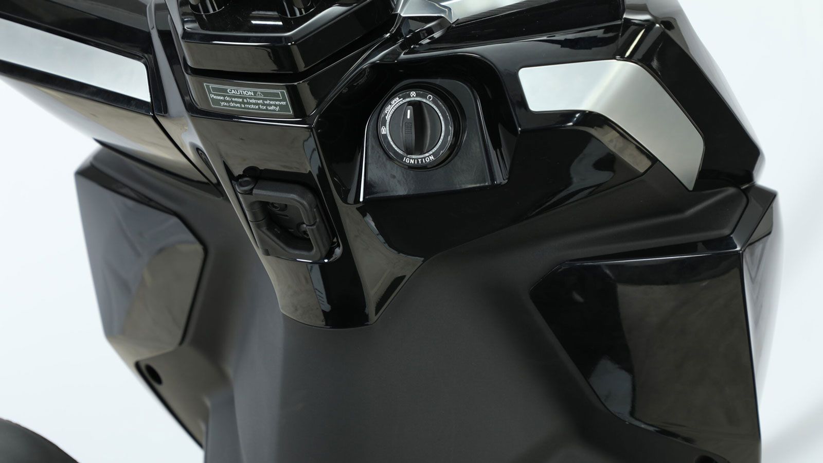 Η keyless τεχνολογία προσφέρει ευκολία και ασφάλεια, επιτρέποντας το κλείδωμα/ξεκλείδωμα και την πρόσβαση στη σέλα και στο ρεζερβουάρ με το πάτημα ενό