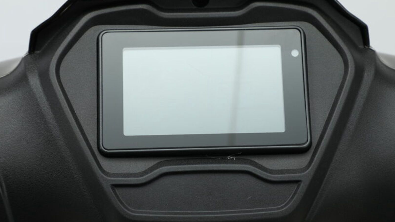 Στο Velocity την πληροφόρηση του αναβάτη αναλαμβάνει μια TFT οθόνη 5 ιντσών