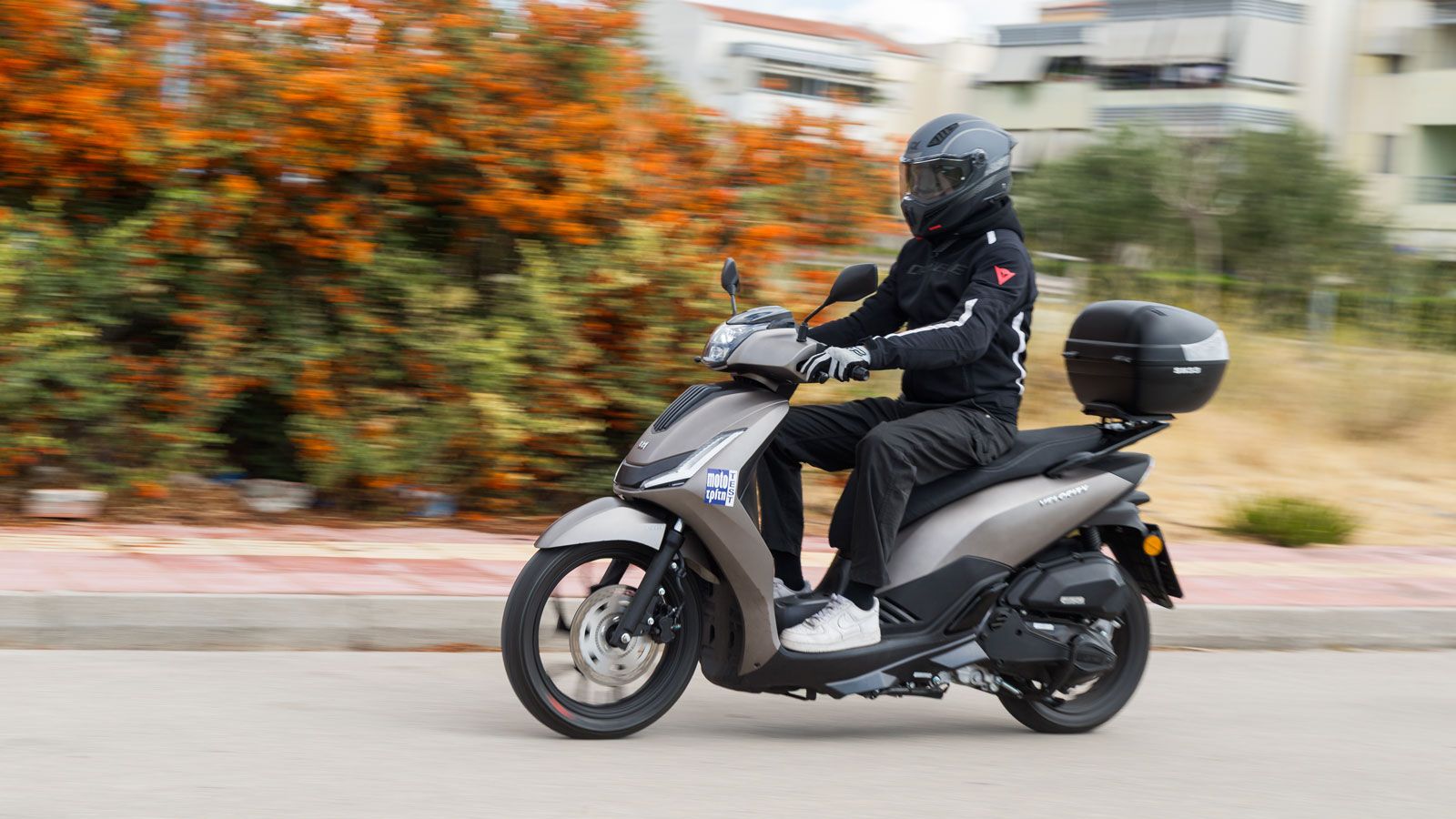 Όπως και ο προϊστορικός κυνηγός Βελοσιράπτορας κινούνταν με ευελιξία, ταχύτητα και ακρίβεια, έτσι και το LETBE Velocity 125, μπορεί να μην έχει νύχια,