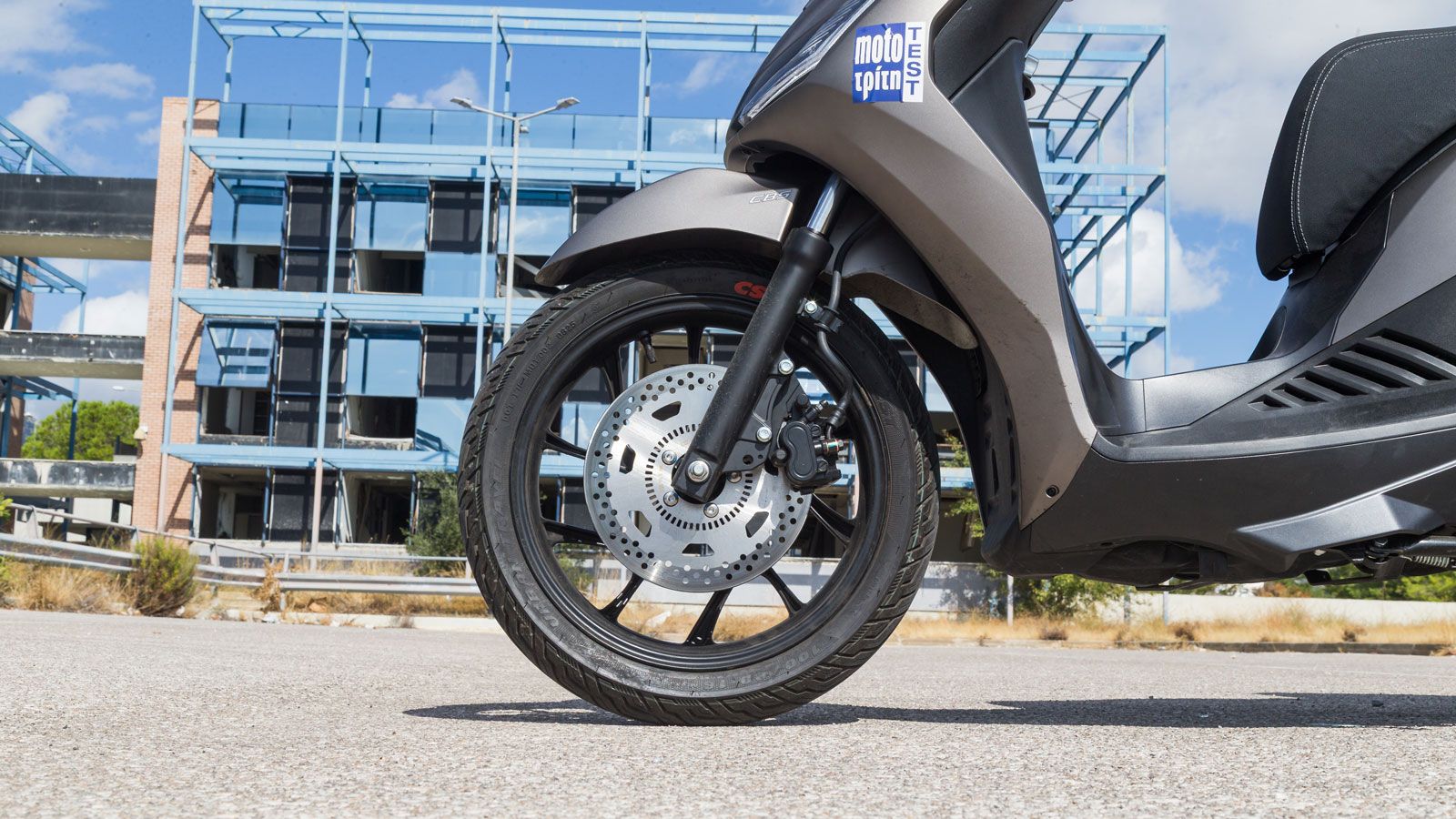 Τα φρένα του στην έκδοση που είχαμε στη διάθεση μας, επιτηρούνται από σύστημα ABS της Bosch, το οποίο λειτουργεί διακριτικά και χωρίς μεγάλη επίδραση 