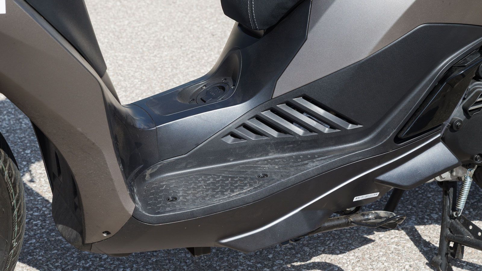 Είναι αρκετά άνετο, τοποθετεί τα πόδια σωστά στο επίπεδο πάτωμα και δημιουργεί σωστές γωνίες για να μην ταλαιπωρείσαι εάν διανύεις περισσότερα χιλιόμε