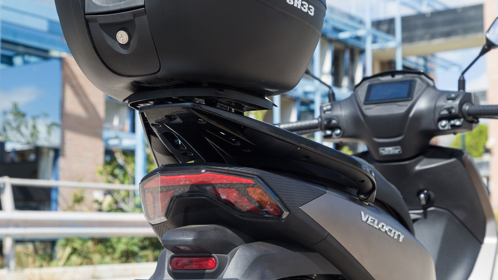  Φέρει full LED φωτισμό μαζί με DRL φώτα ημέρας και την πληροφόρηση του αναβάτη αναλαμβάνει μια έγχρωμη LCD οθόνη 5 ιντσών.