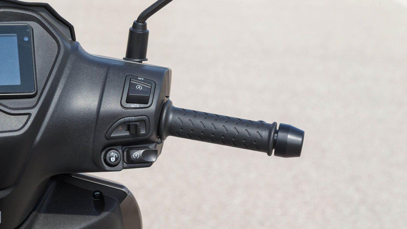  Παρόλα αυτά, το τιμόνι είναι χαμηλά τοποθετημένο και ακόμη και σε αναστήματα 1.75 – 1.80 σου «ρίχνει» τους ώμους