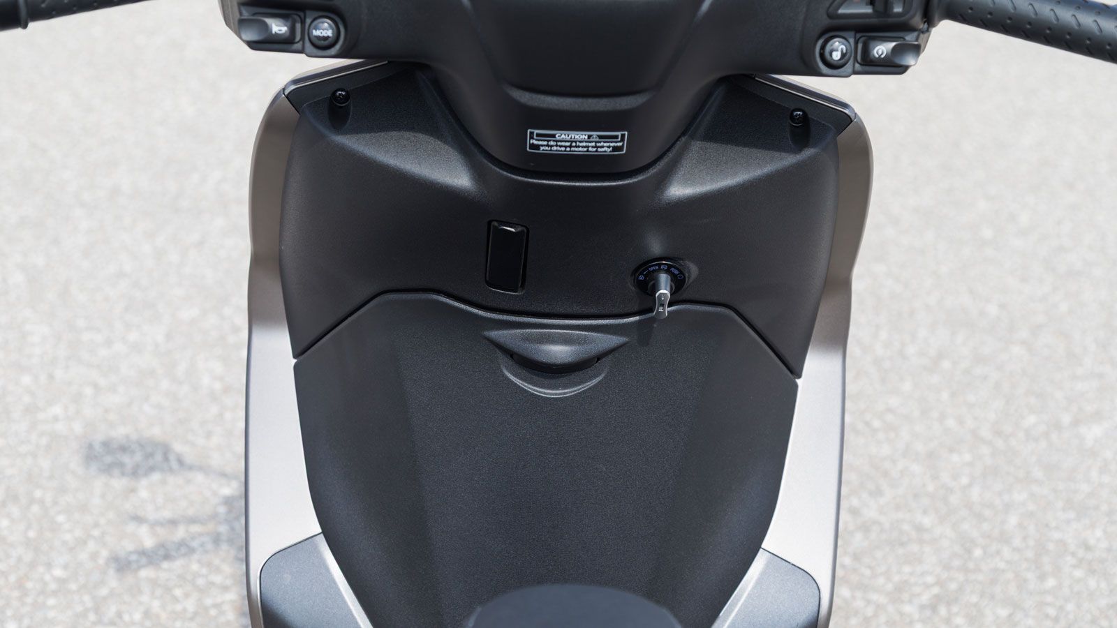 Η keyless τεχνολογία επίσης εξυπηρετεί στις γρήγορες εκκινήσεις, ενώ και η θύρα USB σου επιτρέπει να φορτίζεις όσο οδηγείς.