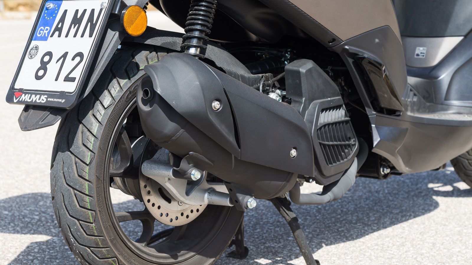 Επίσης, φέρει καλορυθμισμένο traction control που δεν παρεμβαίνει αχρείαστα – βοήθησε σε βρεγμένους και ολισθηρούς δρόμους.