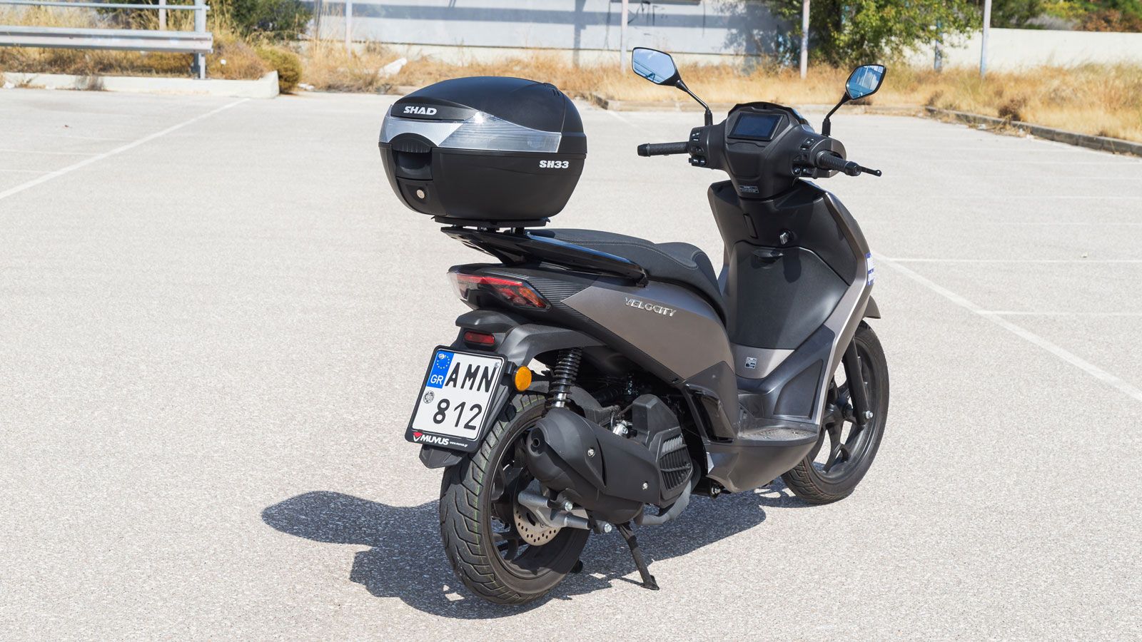 Διαθέτει αυτή την κομψή, ιταλική σιλουέτα με το επίπεδο πάτωμα και τον μεγάλο τροχό.