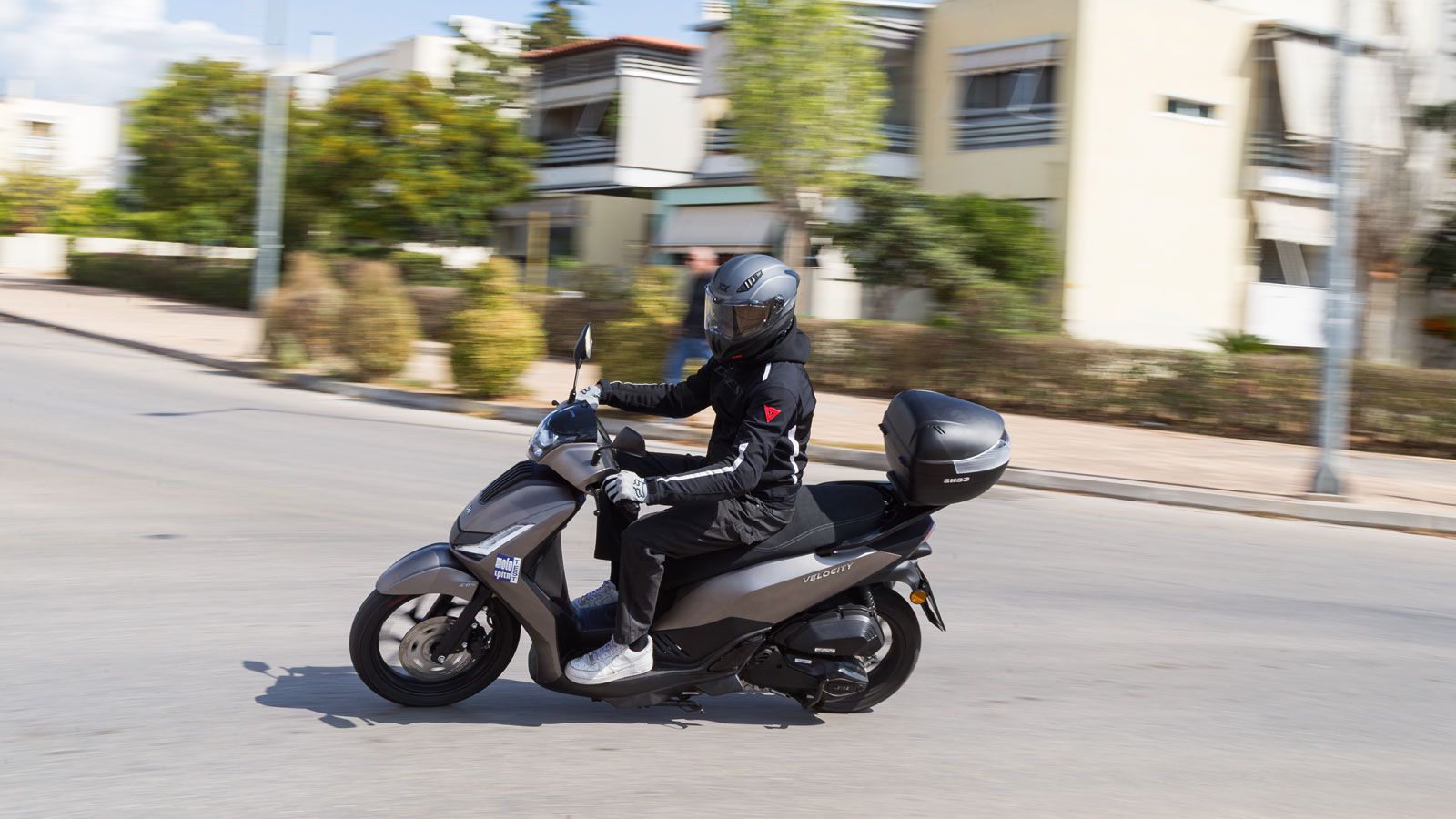 Οδηγώντας το LETBE Velocity  125 το πρώτο πράγμα που παρατηρείς είναι το πόσο φιλικό είναι, κυριολεκτικά σαν ποδήλατο, εξαιρετικό στοιχείο για κάποιον