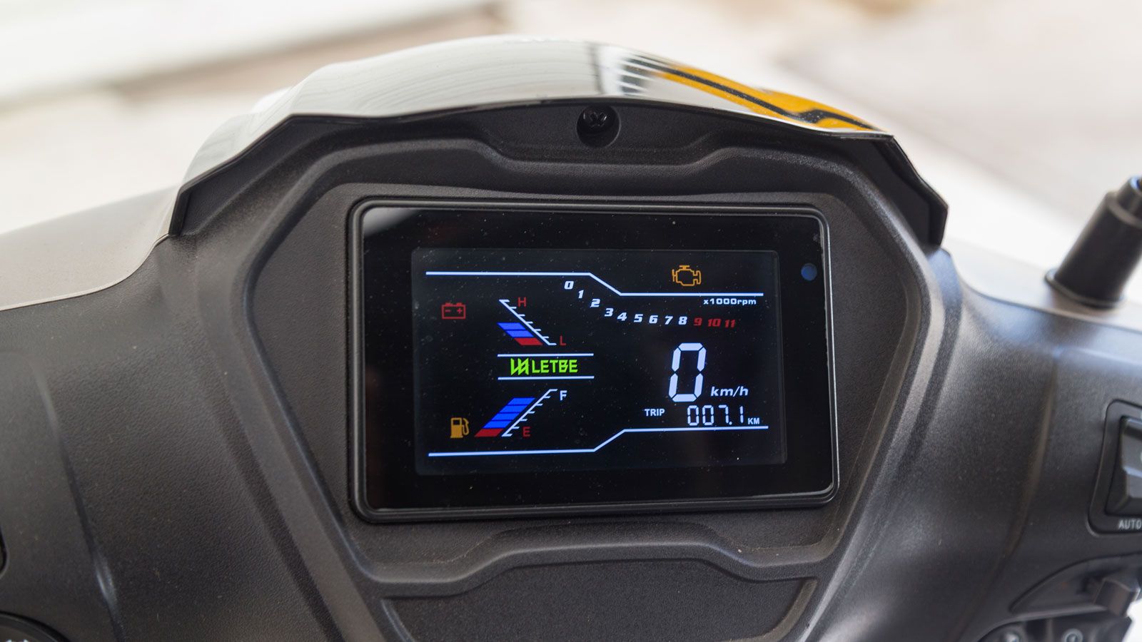 Η LCD οθόνη, παρέχει όλες τις απαιτούμενες πληροφορίες, παρόλα αυτά θα θέλαμε στο γραφικό της μέρος να ήταν λίγο πιο εκσυγχρονισμένη και ευδιάκριτη κά