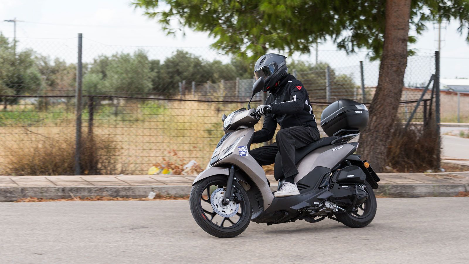 Η θέση οδήγησης του είναι άνετη, με τα πόδια να έχουν σωστές γωνίες, χάρις και του επίπεδου πατώματος, το τιμόνι του έχει μεγάλο κόψιμο αλλά είναι τοπ