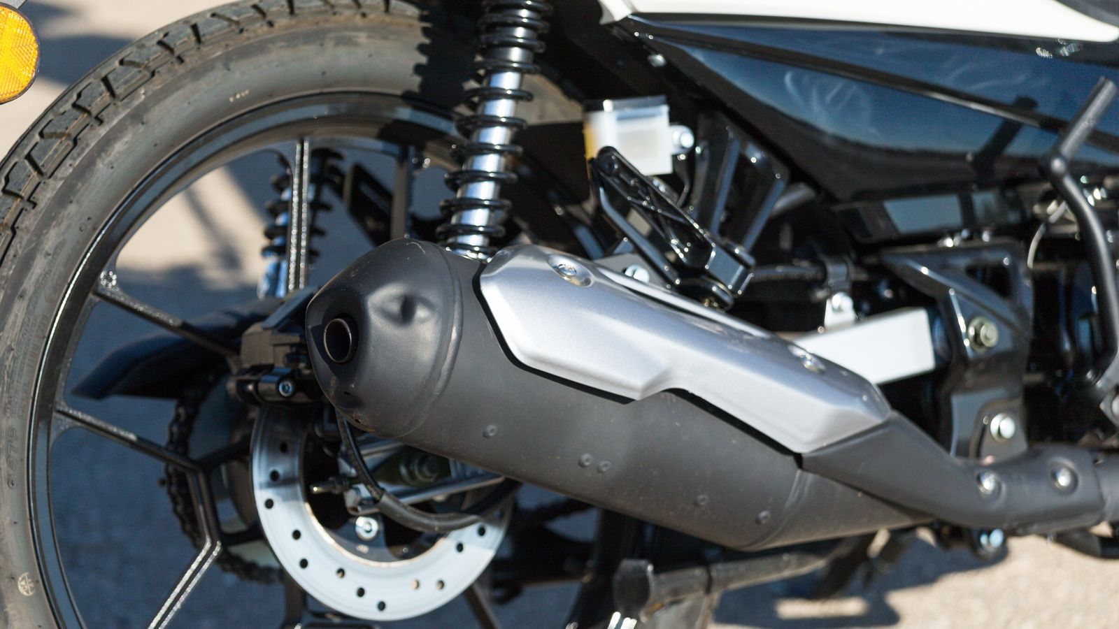 Eξοπλισμένο με έναν  μονοκύλινδρο, κινητήρα,  124,7 κυβικών εκατοστών, ο οποίος αποδίδει 9,1 ίππους στις 8.000 σ.α.λ και ροπή 0,9 kgm στις 6.000 σ.α.λ