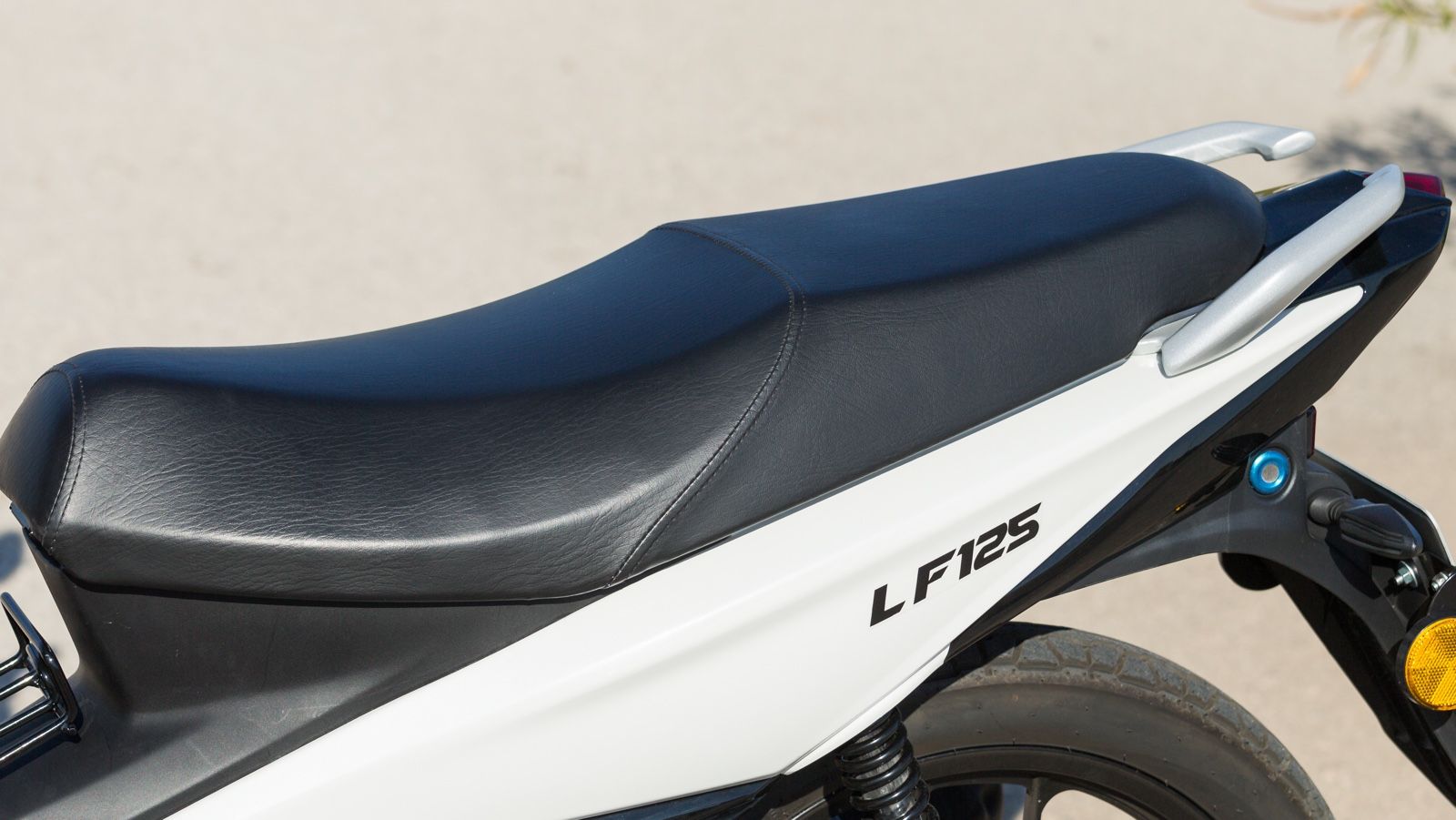 Η επίπεδη και φαρδιά σέλα διευκολύνει την τοποθέτηση μεγάλου κουτιού διανομής στο πίσω μέρος, ενώ το πλαίσιο αντέχει πλήρες φορτίο και επιβάτη χωρίς ν