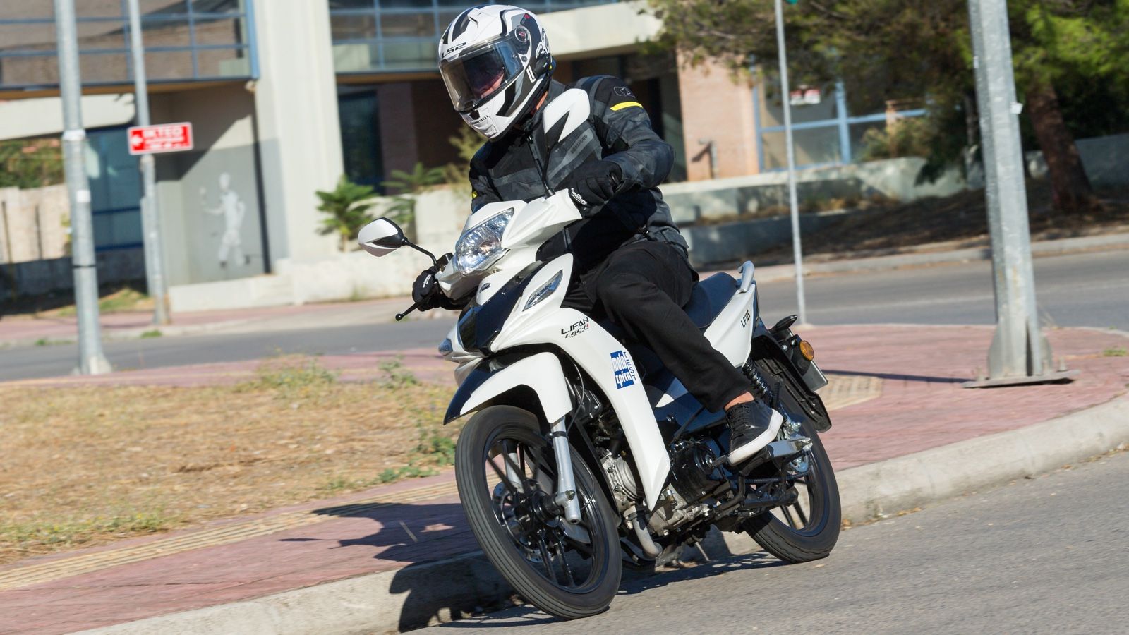 διαίτερη αναφορά αξίζουν τα πίσω αμορτισέρ, που παραμένουν αποτελεσματικά ακόμη και σε συνθήκες πλήρους φόρτωσης με συνεπιβάτη, χωρίς τερματισμούς και