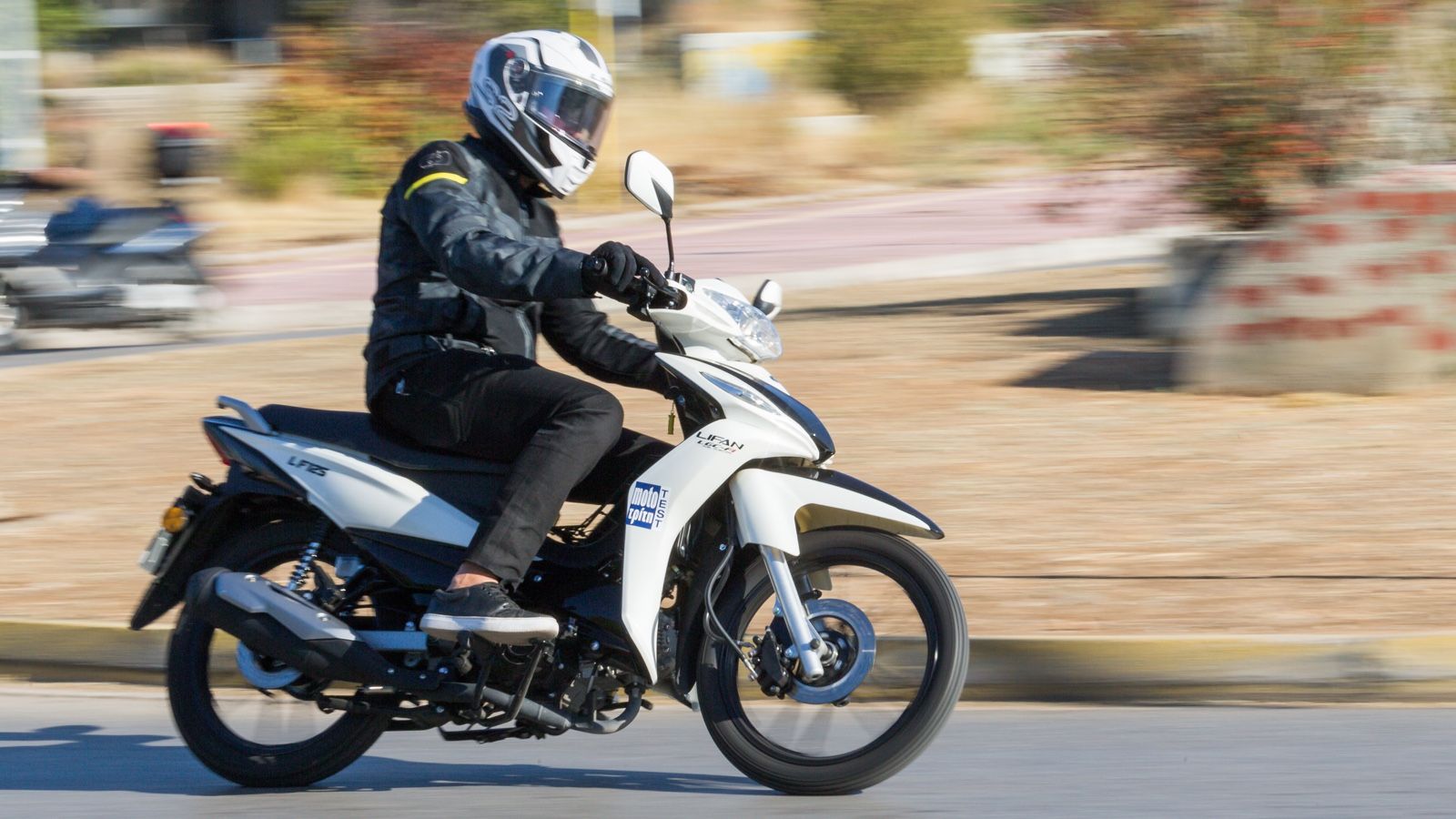 Στο ίδιο πνεύμα, οι 17άρες ζάντες και τα ελαστικά διαστάσεων 70/90 και 80/90 φροντίζουν για σταθερότητα στο δρόμο και καλύτερη απορρόφηση από τις ανωμ