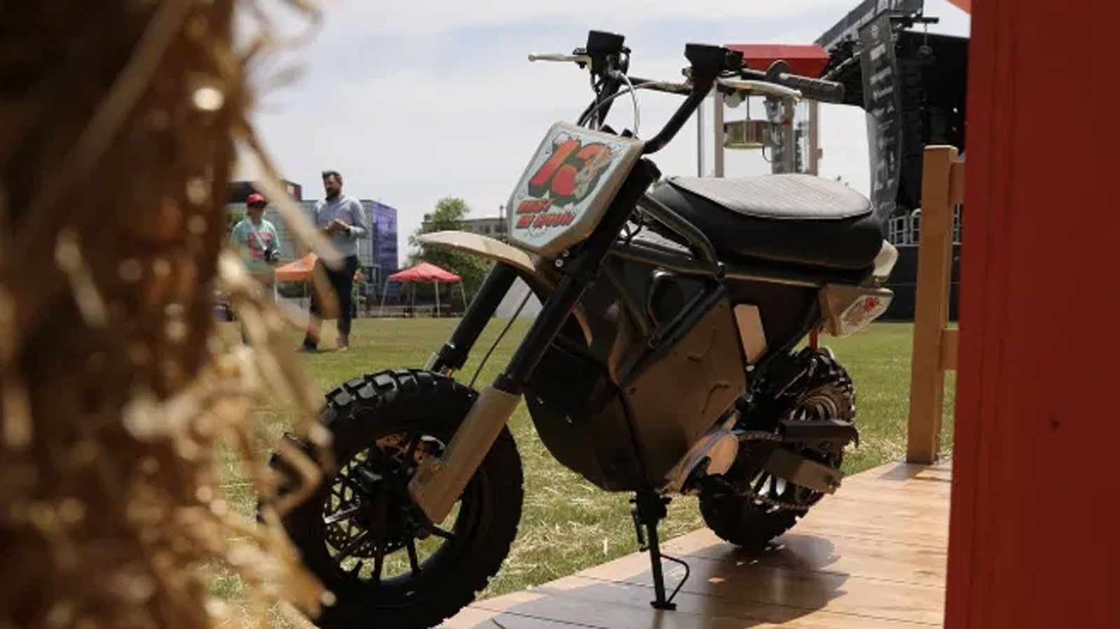 Με στόχο τη σύνδεση με το κοινό της, η LiveWire ζητά από τους φίλους της να προτείνουν χρωματικούς συνδυασμούς και αξεσουάρ, θέλοντας να εξελίξει τα c