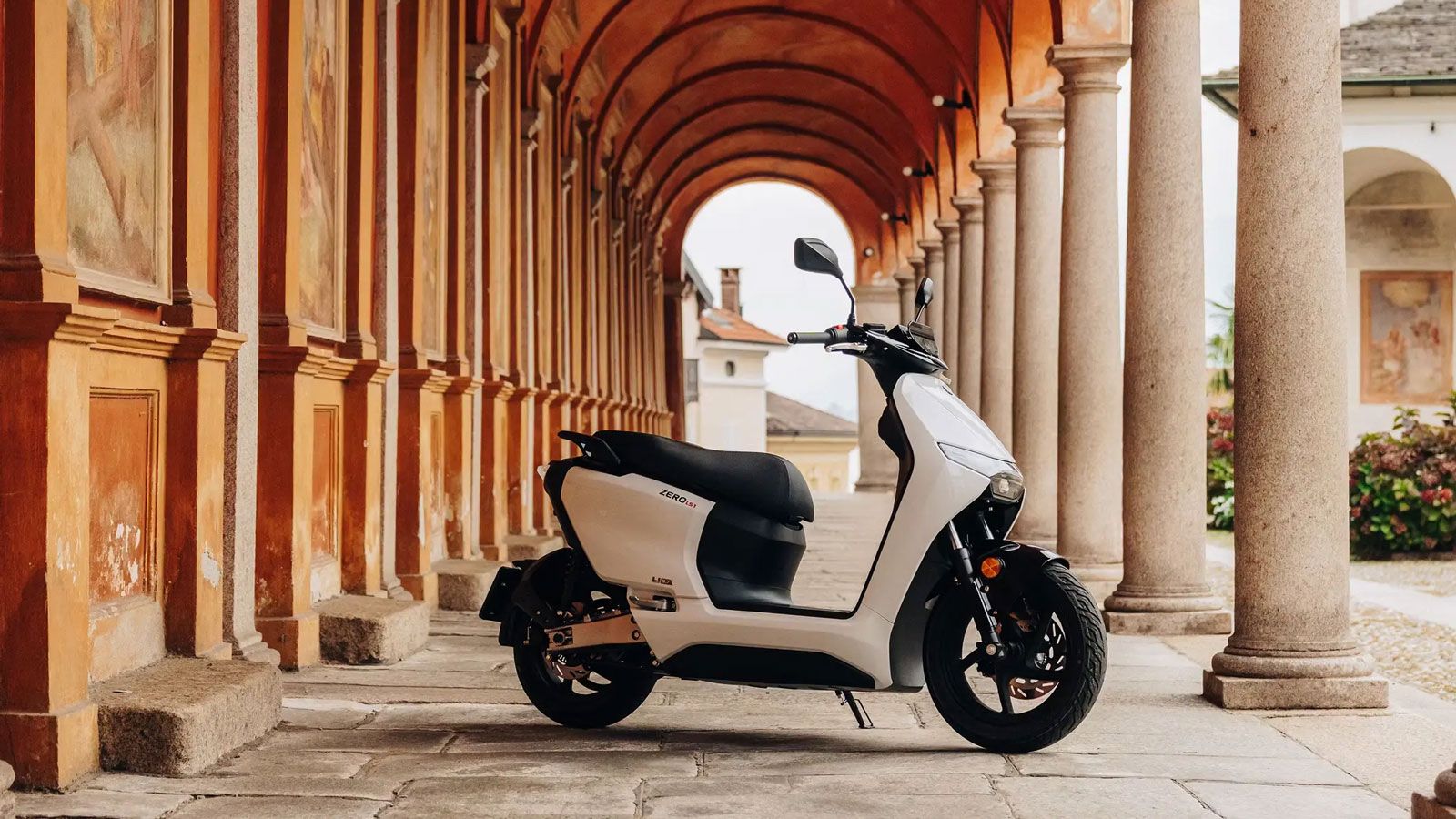 Σύμφωνα με πληροφορίες μας το νέο Zero LS1 αναμένεται να κυκλοφορήσει σύντομα στην Ελλάδα από την Electromove, φέρνοντας στην κατηγορία των ηλεκτρικών