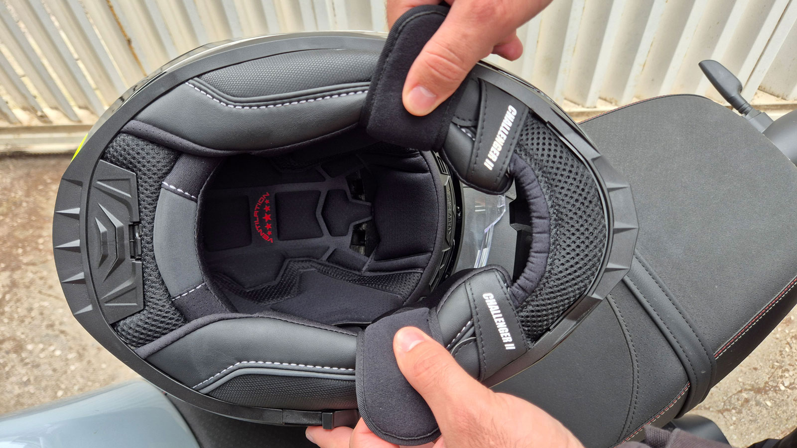 Το εσωτερικό του LS2 Challenger II, είναι πολύ ποιοτικό και χρησιμοποιεί ίνες ασημιού, ώστε τα μαξιλαράκια να έχουν υποαλλεργικές ιδιότητες. 