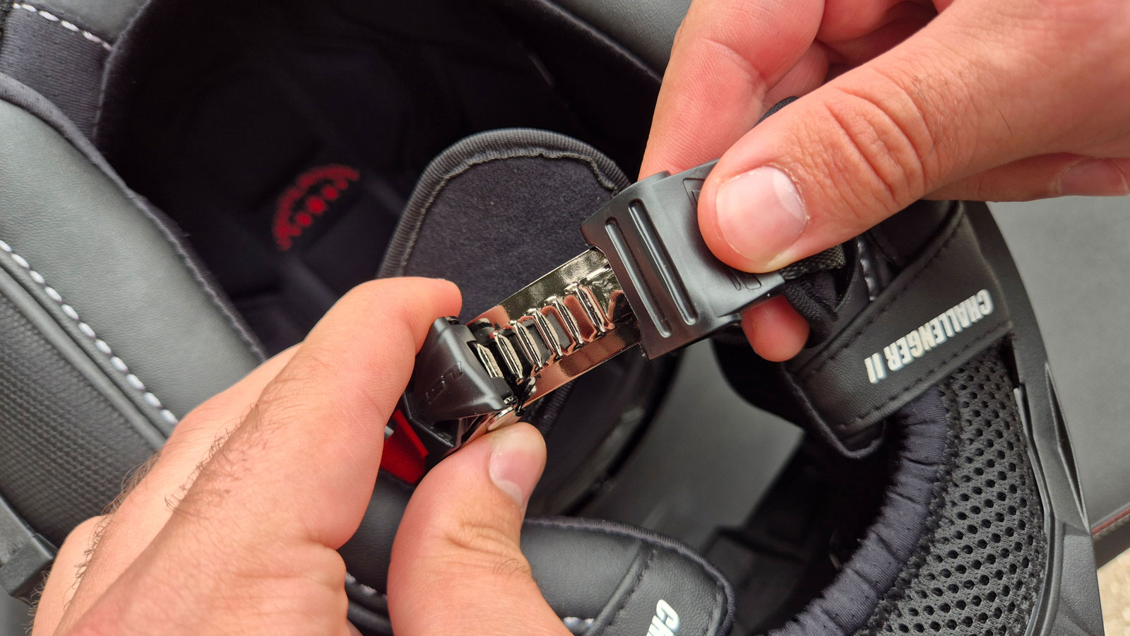 Το LS2 Challenger II, διαθέτει μικρομετρική πόρπη από ανοξείδωτο ατσάλι. 