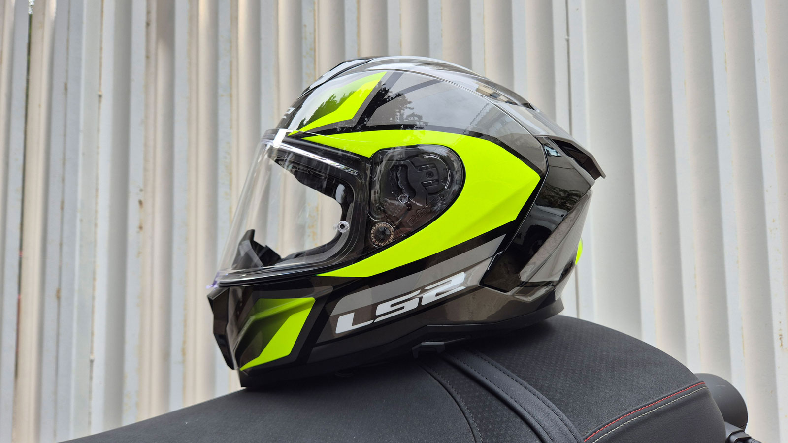 Το νέο σχήμα του LS2 Challenger II, του δίνει μία σπορ εικόνα με τα αεροδυναμικά βοηθήματα και τις έντονες γωνίες. 