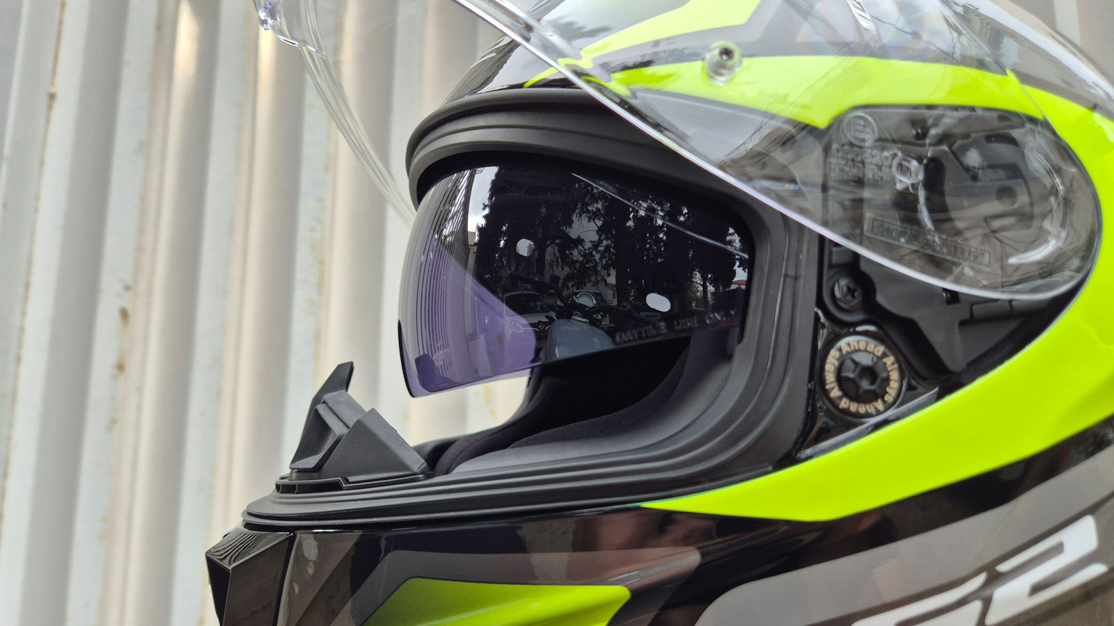 Η εσωτερική φιμέ ζελατίνα του LS2 Challenger II, είναι αρκετά μεγάλη και έχει αντιχαρακτικές ιδιότητες.