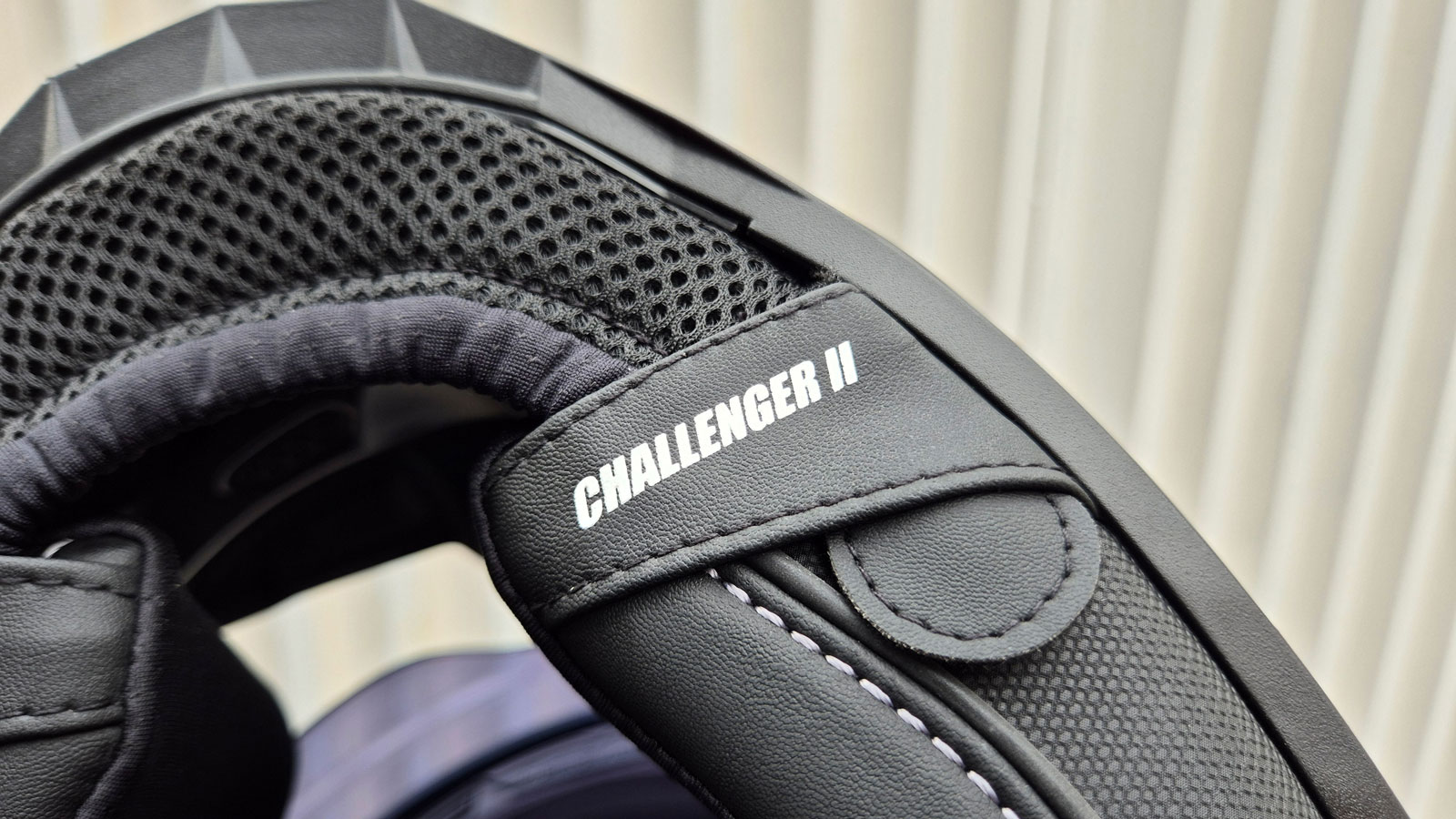 Στο κάτω μέρος του LS2 Challenger II, υπάρχει ένα υποσιάγωνο με μαγνητικά κουμπιά, αλλά και σύστημα E.Q.R.S. (άμεσης απελευθέρωσης των μαξιλαριών). 