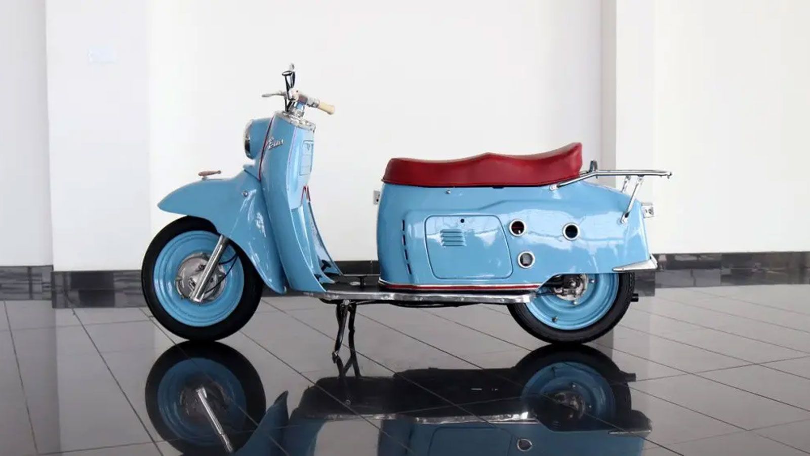 Το Maico-Mobil είχε κινητήρα δίχρονο μονοκύλινδρο 150cc, με 6,5 ίππους και τριτάχυτο κιβώτιο στο τιμόνι. Λίγο αργότερα, η αναβάθμιση στα 174cc και 9 ί