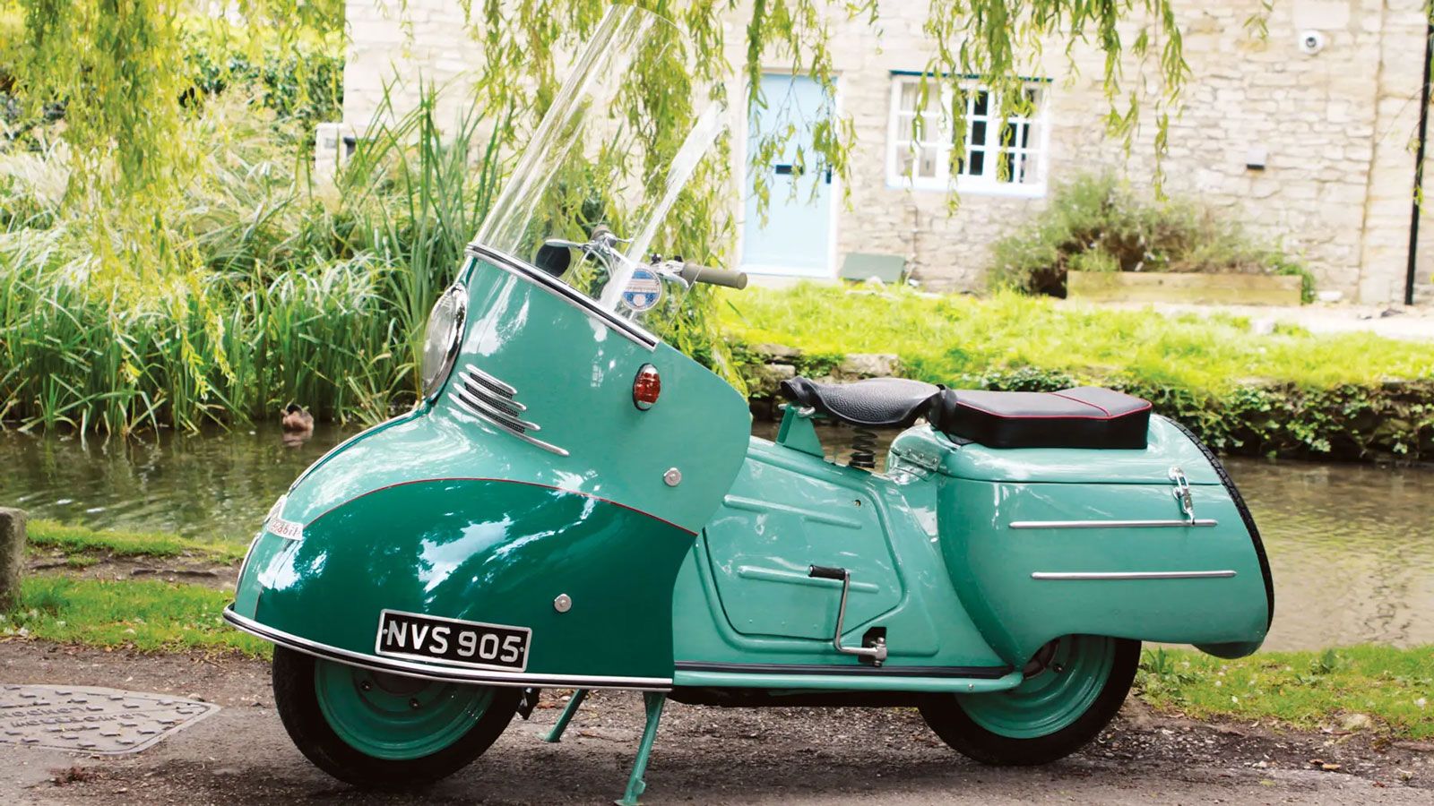 Στις αρχές της δεκαετίας του 50, μια πληγωμένη Γερμανία προσπαθούσε να σταθεί ξανά στα πόδια της. Στους δρόμους όπου μέχρι πριν λίγα χρόνια κυλούσαν σ