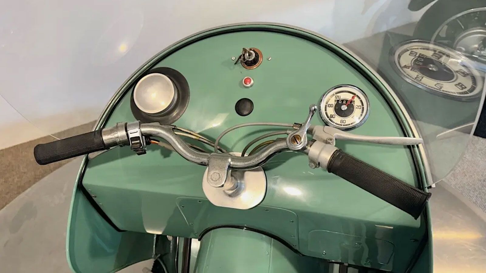 Το 1954, η χωρητικότητα ανέβηκε στα 200cc, αλλά το βάρος στα 122 κιλά και η τιμή στα περίπου 600 δολάρια (περισσότερα από 6.000 ευρώ σήμερα) το έκαναν