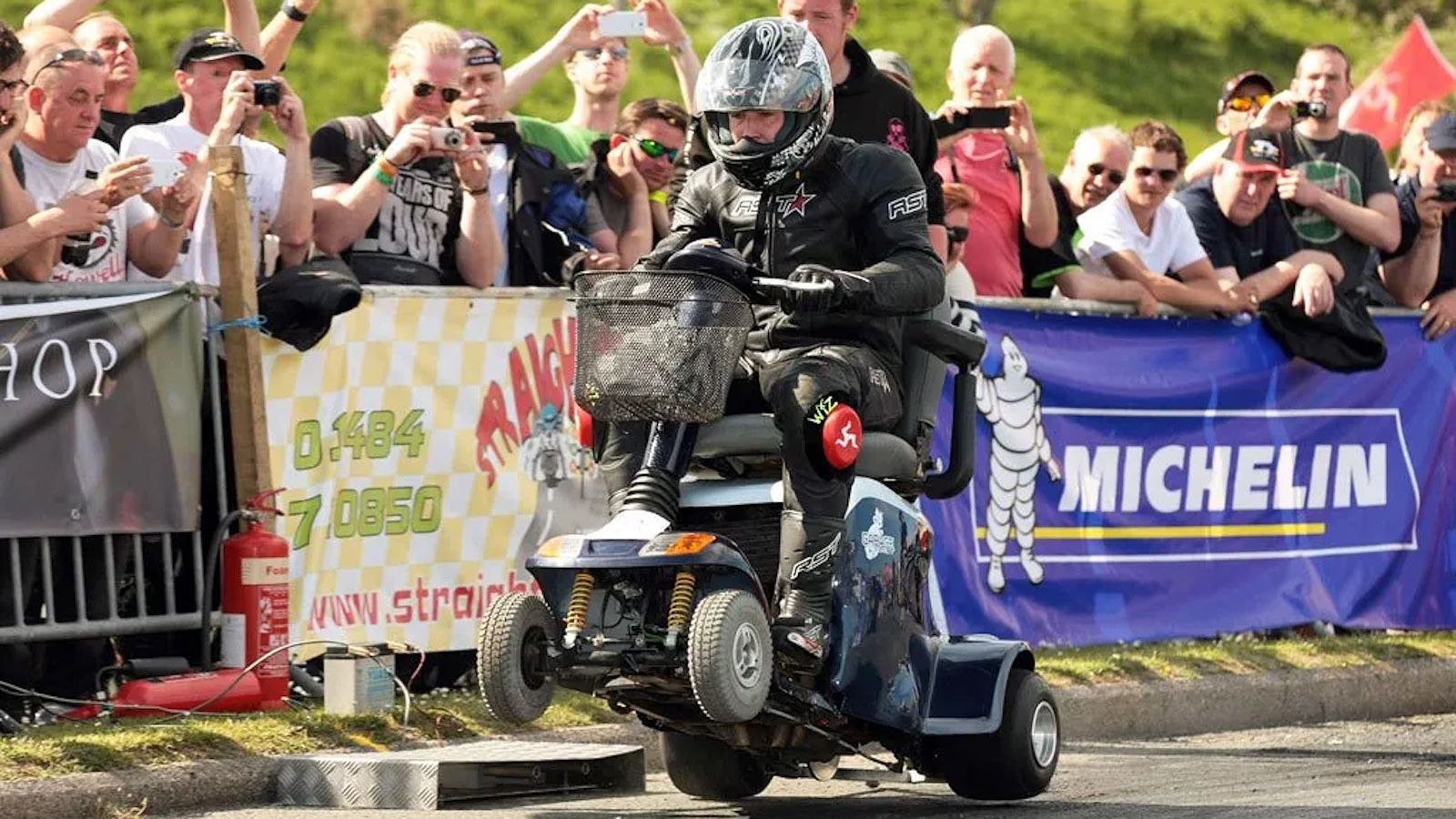 Mobility scooter σε κόντρα με Nissan Skyline GTR R33