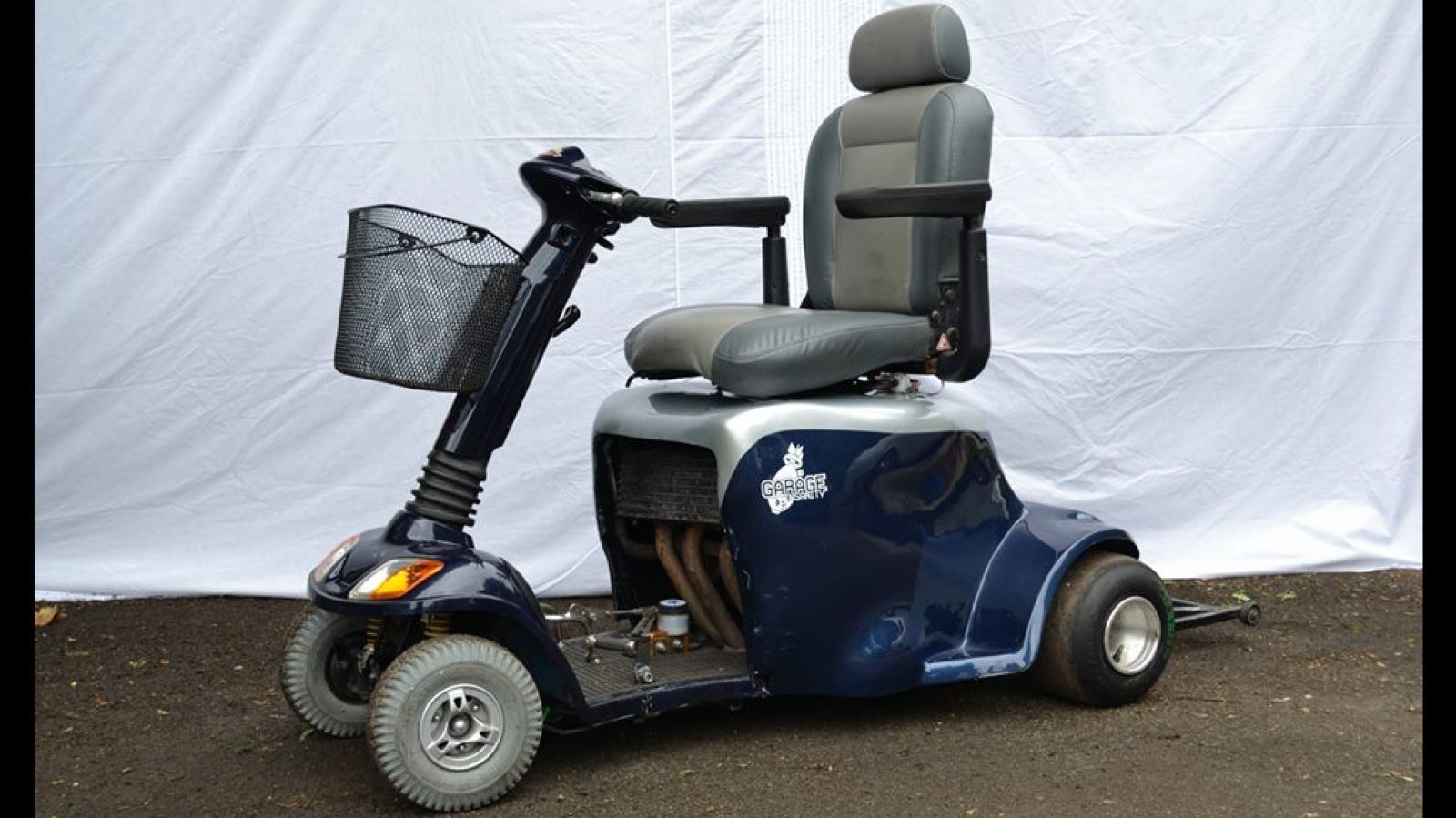 Mobility scooter σε κόντρα με Nissan Skyline GTR R33