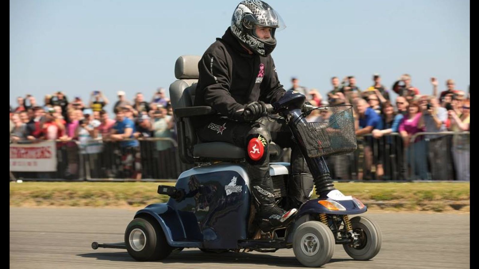 Mobility scooter σε κόντρα με Nissan Skyline GTR R33