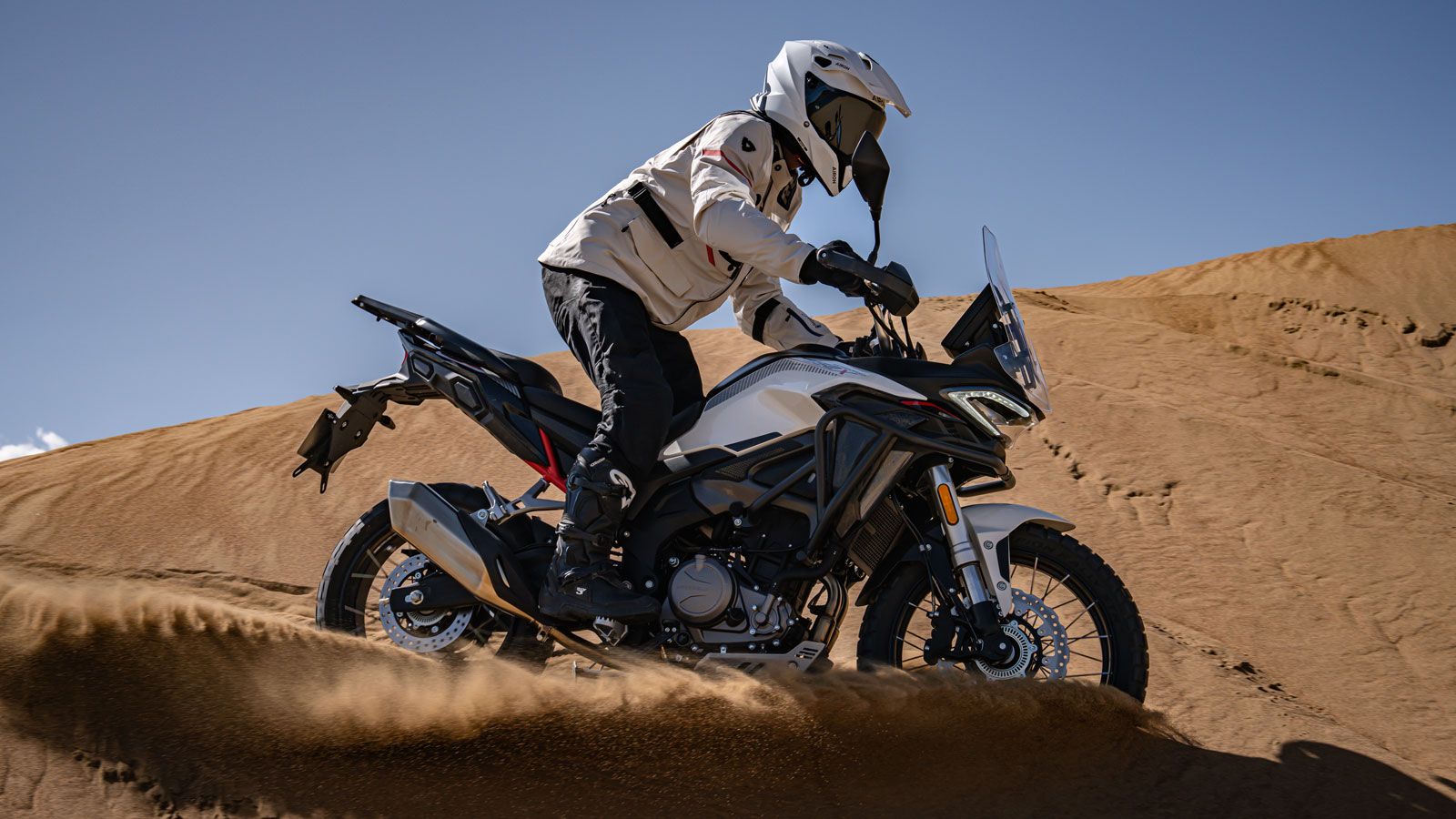 Το κιβώτιο των 6 σχέσεων διαθέτει slipper/assist συμπλέκτη, προσφέροντας πιο προοδευτική συμπεριφορά στο φρενάρισμα και ομαλότερες αλλαγές. 