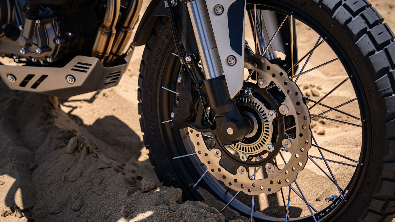 Παράλληλα, το Traction Control (TCS) και το σύστημα παρακολούθησης πίεσης ελαστικών (TPMS) ενισχύουν την ασφάλεια σε κάθε συνθήκη. 