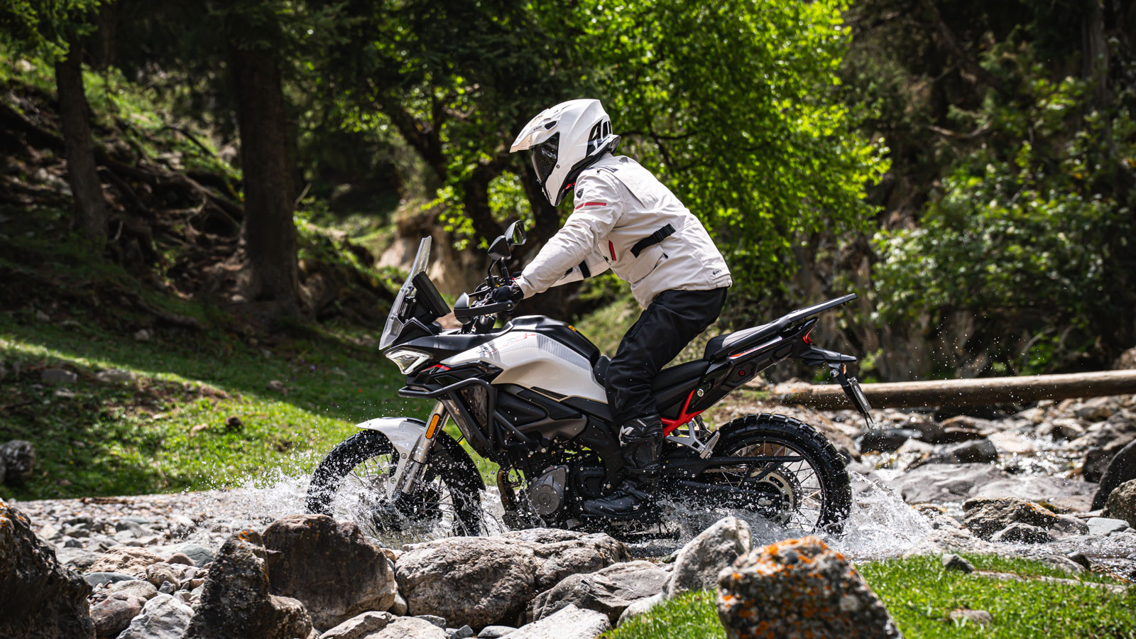 Η Morbidelli T352X αποκαλύπτει από την πρώτη στιγμή τον διπλό της χαρακτήρα, συνδυάζοντας άνεση στην άσφαλτο με πραγματική ικανότητα στο χώμα. Το ανεσ