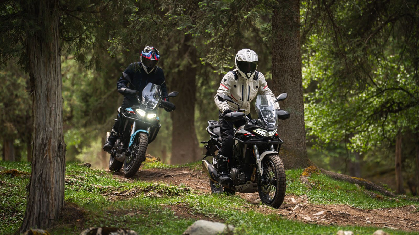 . Οι τρόποι οδήγησης Standard, Sport και Off-Road επιτρέπουν στον αναβάτη να προσαρμόζει τη συμπεριφορά της μοτοσυκλέτας ανάλογα με τις συνθήκες, ενώ 