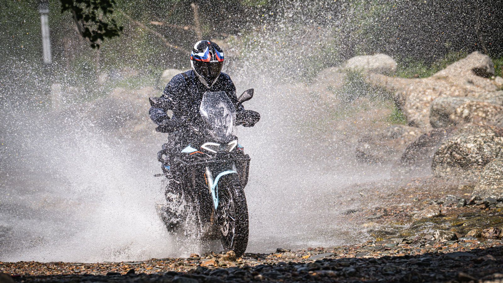 Όλα αυτά πλαισιώνονται από ιταλική φινέτσα: προσεγμένα πλαστικά, δυναμικές γραμμές και αισθητική που παραπέμπει σε μεγαλύτερες adventure μοτοσυκλέτες,