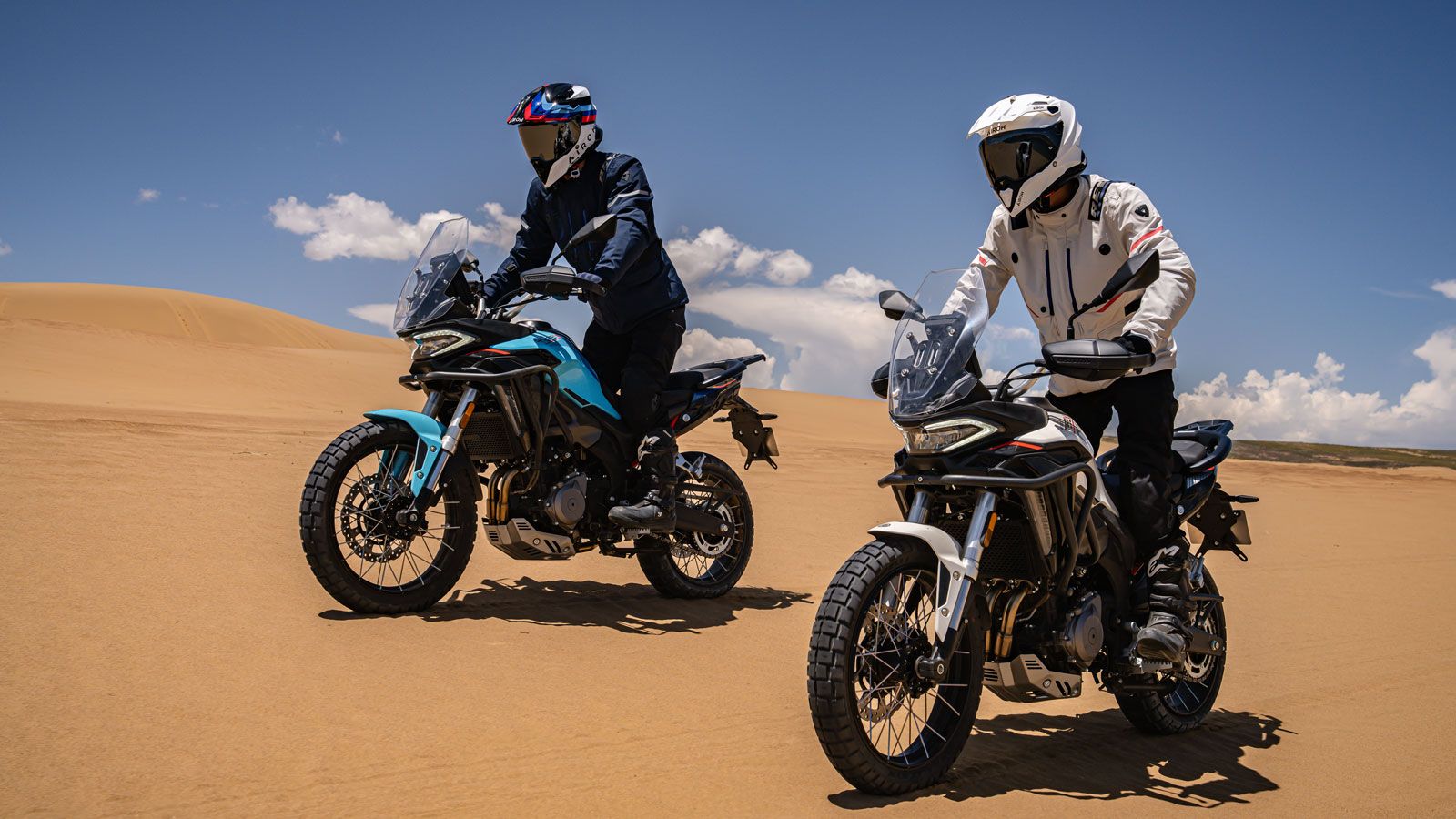 Εφοδιασμένο με δικύλινδρο, τετράχρονο, 8βάλβιδο κινητήρα 349,2 κ.εκ., με υδρόψυξη και απόδοση 41 ίππων και 31,5 Nm ροπής, προσφέρει πλούσια ισχύ και ο