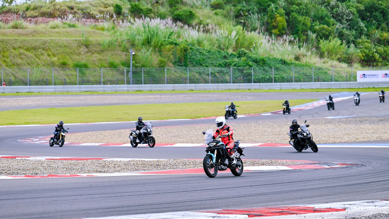 Η πίστα F2 (3,2 km) φιλοξένησε τα T1002V, T502X, T352X και F352, εστιάζοντας στην ισχύ και την ακρίβεια.