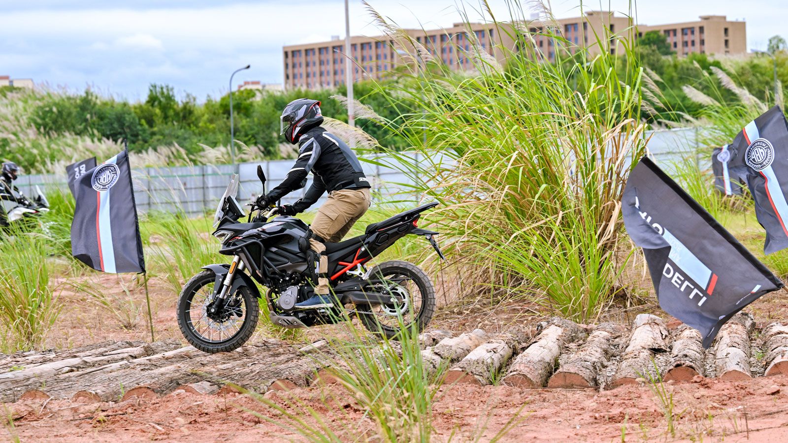 Η πίστα Off-Road αποκάλυψε τις δυνατότητες των T1002VX, T502X, T352X και T250X PRO, δοκιμάζοντας έλεγχο και σταθερότητα σε ακραίες συνθήκες.