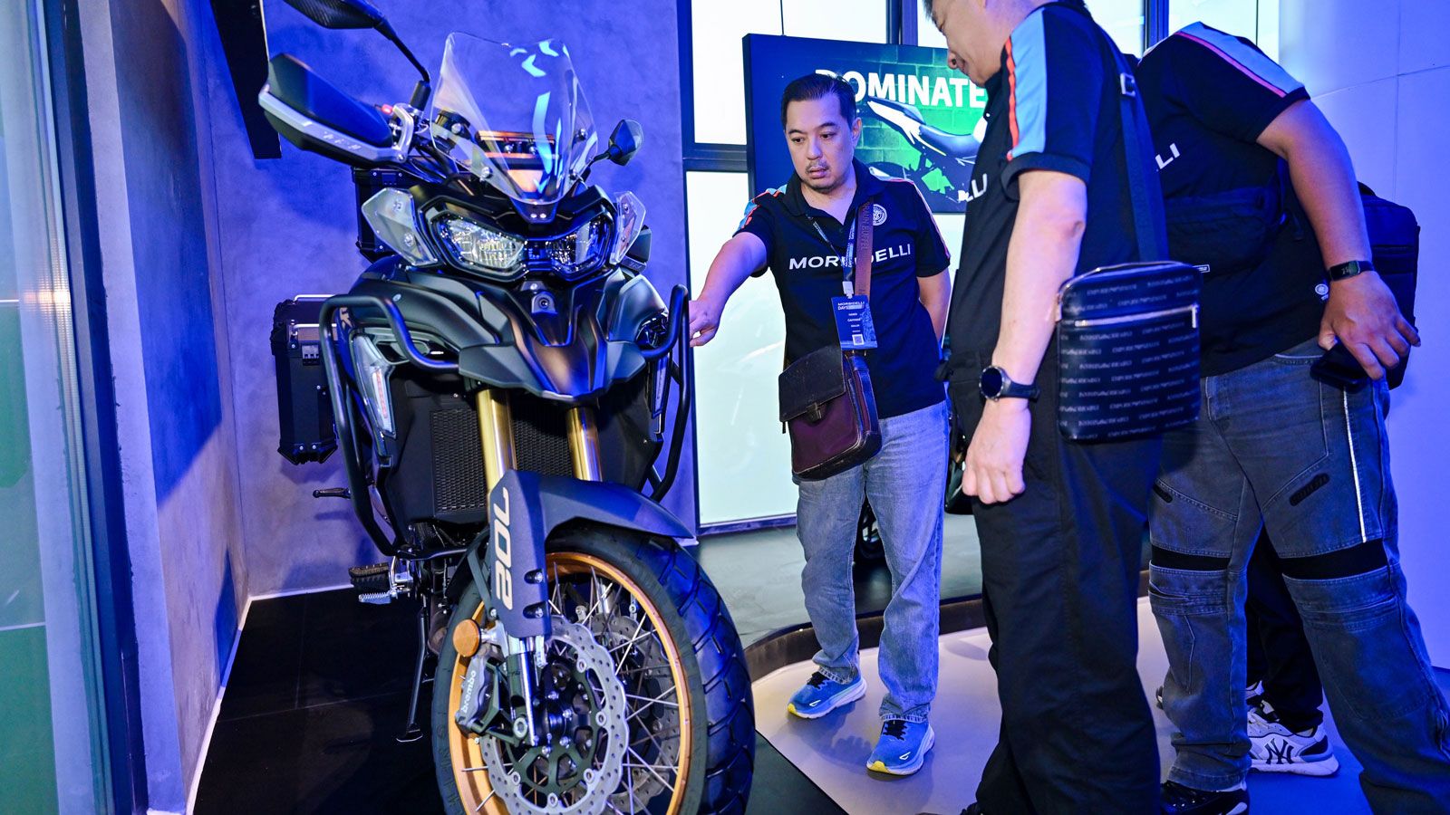 Με συνολική έκταση 70.000 τετραγωνικών μέτρων, περιλαμβάνει πλήρως αυτοματοποιημένες γραμμές συναρμολόγησης, τμήματα βαφής και συγκόλλησης πλαισίων, π