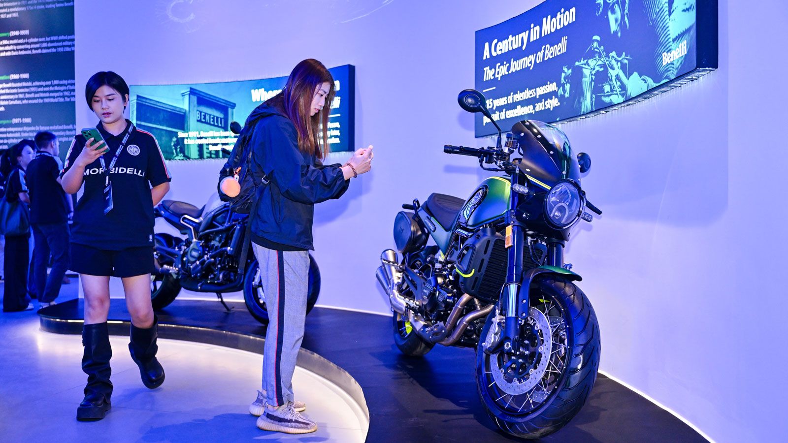 Η παραγωγή έχει στόχο το 1 εκατομμύριο μονάδες έως το 2028, με τεχνολογίες AI ελέγχου ποιότητας, AGV γραμμές συναρμολόγησης και πλήρη ιχνηλασιμότητα ε