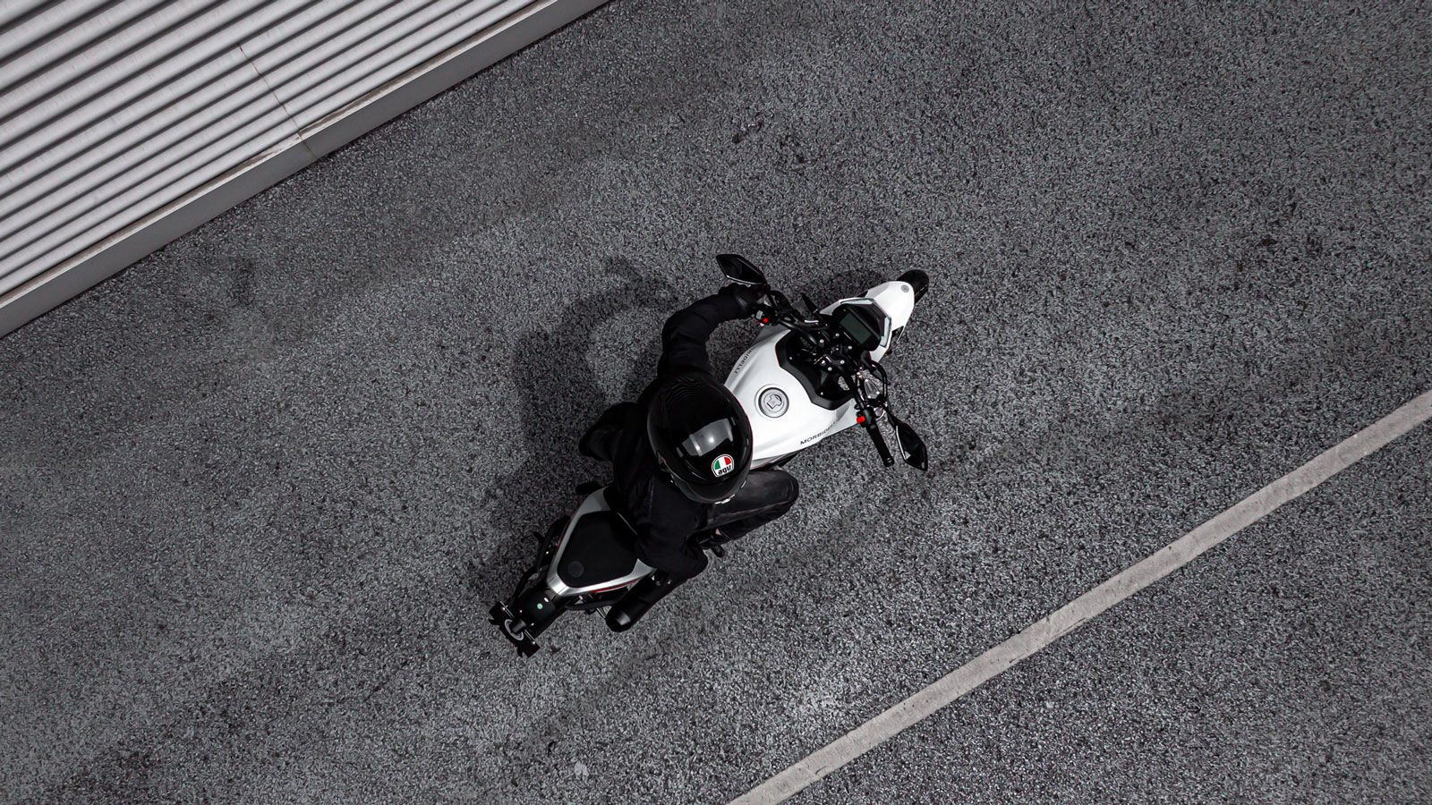 Στην καρδιά του F200 βρίσκεται ένας νέος, μονοκύλινδρος υγρόψυκτος κινητήρας 200 κυβικών εκατοστών, ο οποίος αποδίδει 21,7 ίππους και 17,4 Nm ροπής.